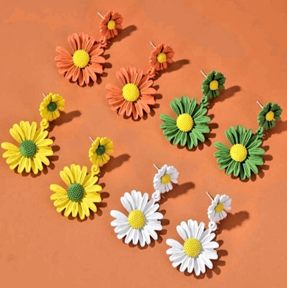 NWT ROMWE multicolir daisy design earrings.
